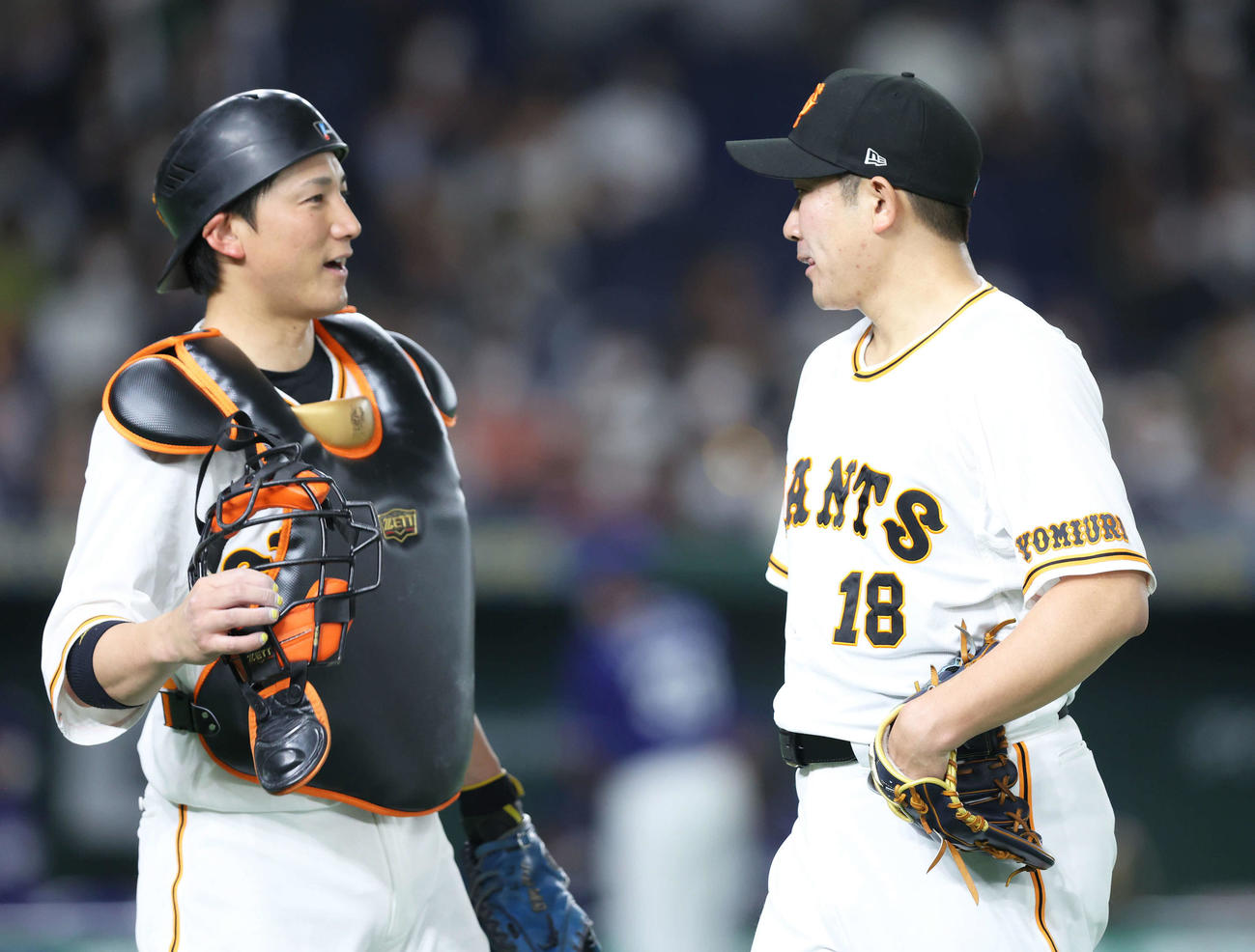 巨人対中日　4回表を抑え、言葉を交わしながらベンチに戻る小林（左）と菅野（撮影・河田真司）