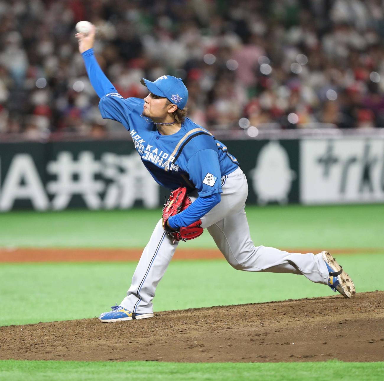 ソフトバンク対日本ハム　5回に登板の伊藤（撮影・黒川智章）