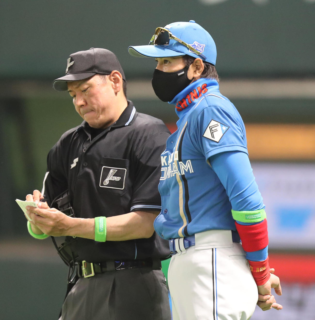 ソフトバンク対日本ハム　3回裏に投手の交代を告げる新庄監督（撮影・屋方直哉）