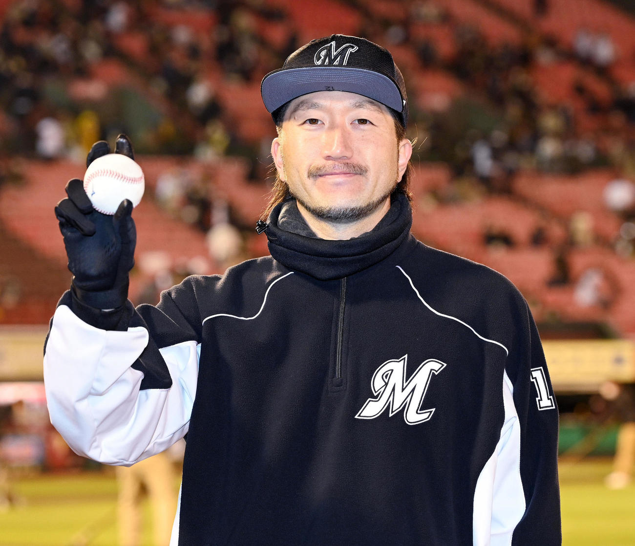 楽天対ロッテ　ヒーローインタビューを終え記念球を手に笑顔のロッテ石川（撮影・滝沢徹郎）