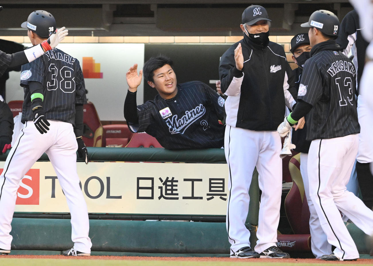 楽天対ロッテ　6回表ロッテ1死満塁、中村奨の2点適時打から生還した平沢（右）を迎える松川（左から2人目）（撮影・滝沢徹郎）