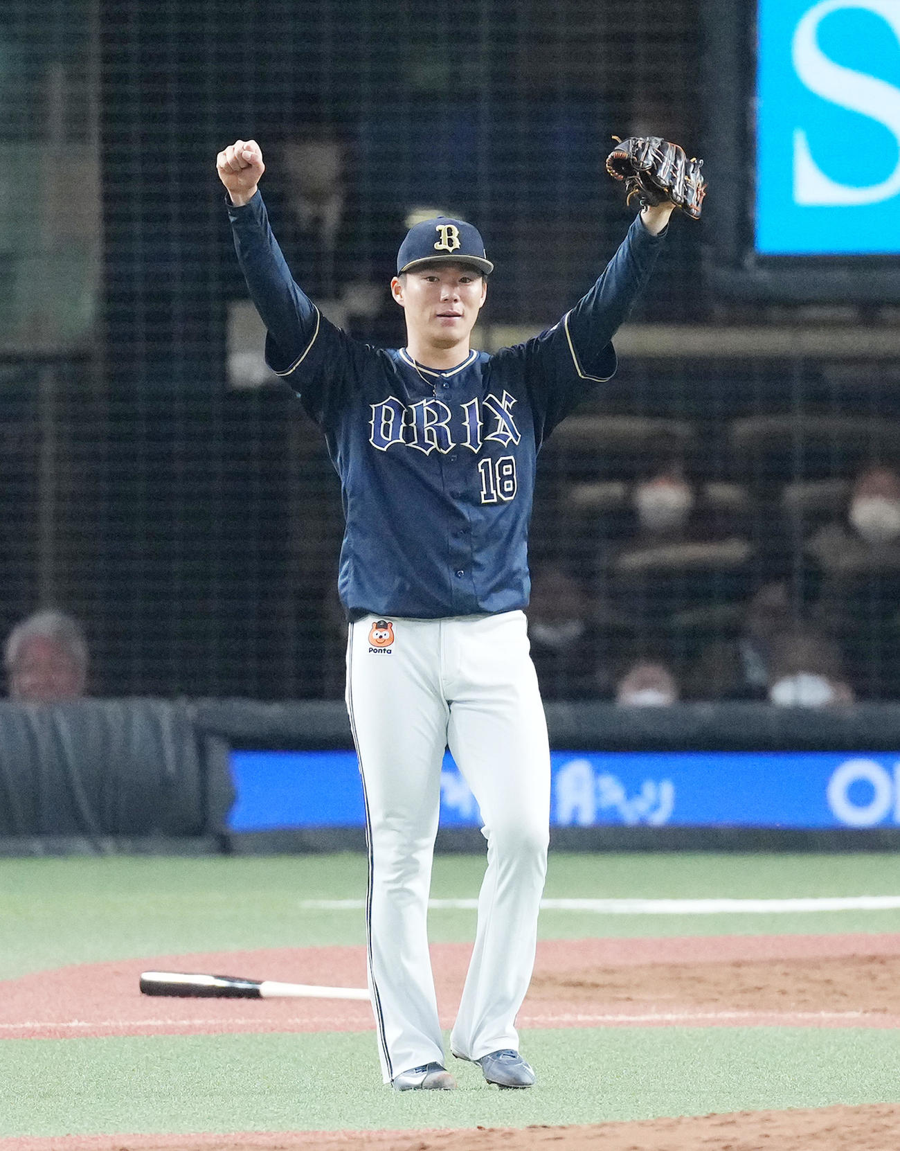 西武対オリックス　7回裏西武2死一、二塁、外崎を中飛に打ち取り、ガッツポーズを見せる山本（撮影・菅敏）