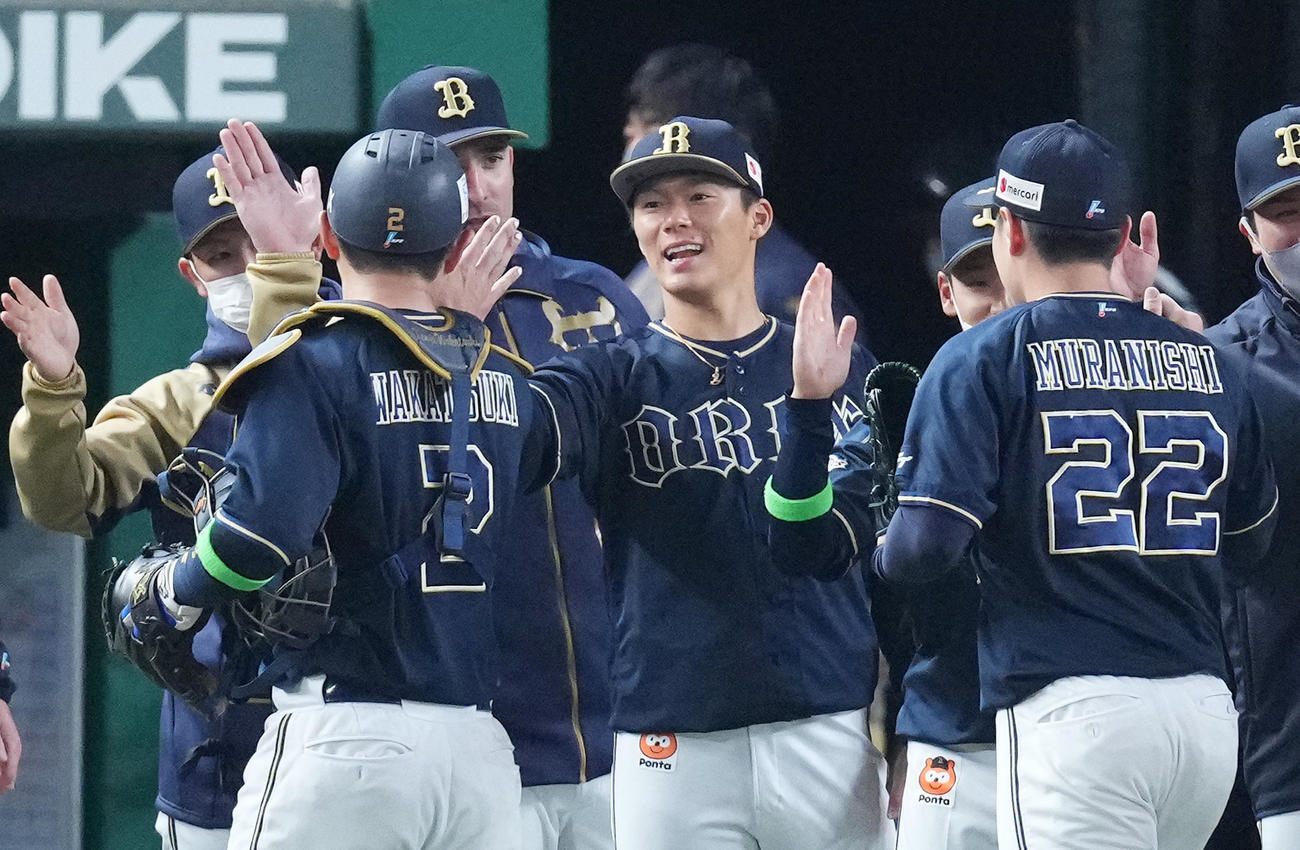 西武対オリックス　8回を無失点に抑え、勝利を挙げたオリックス山本（中央）は、若月（左）、村西（右）らとハイタッチ（撮影・菅敏）