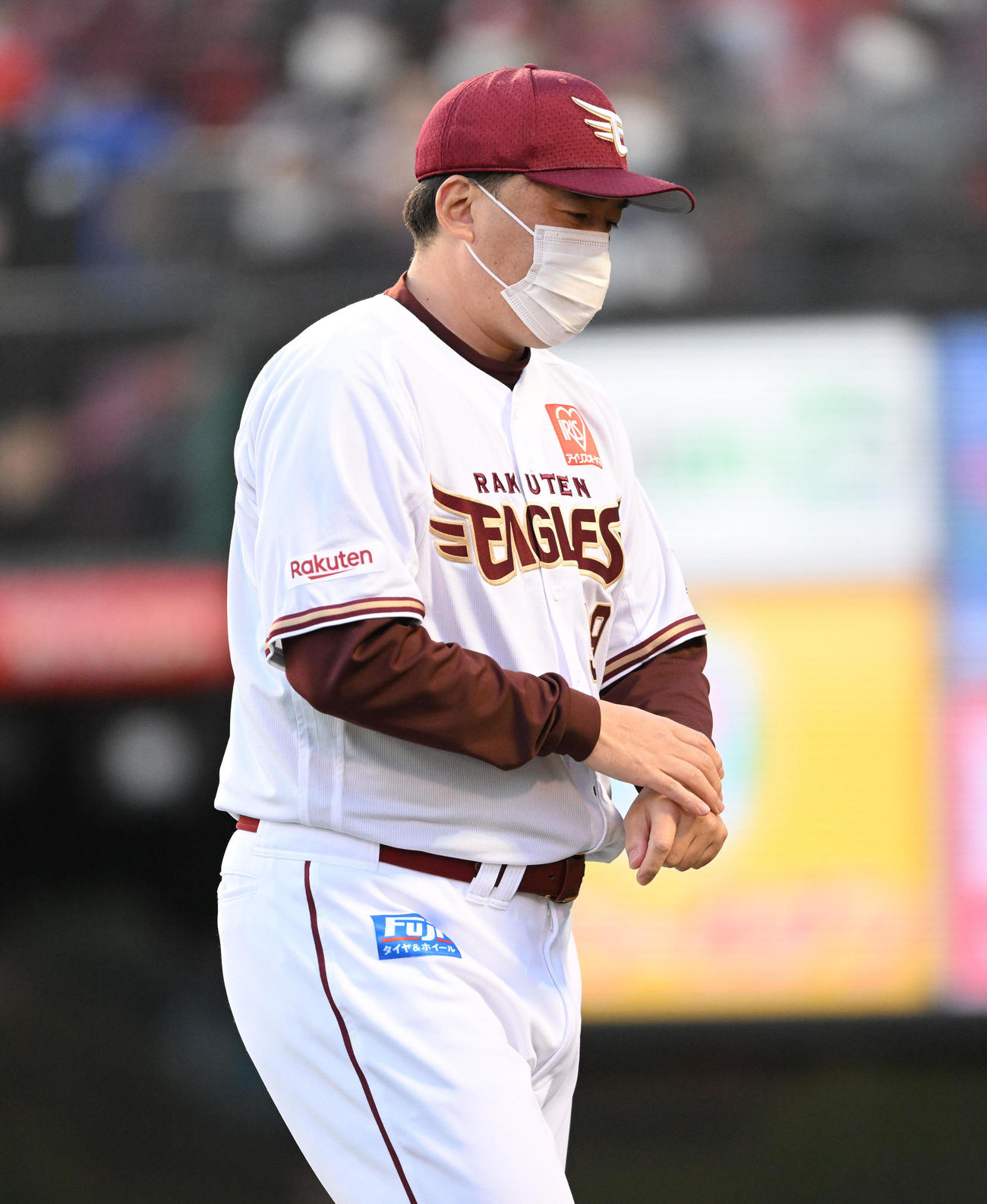 楽天対ロッテ　6回表、投手の交代を告げる楽天石井GM兼監督（撮影・滝沢徹郎）