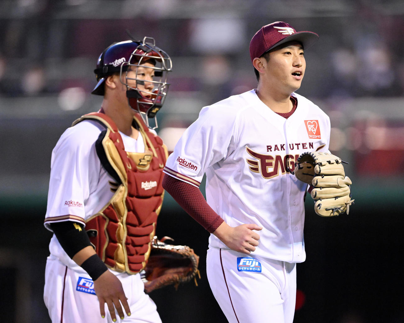 楽天対ロッテ　7回、楽天3番手で投球した西垣（右）は捕手安田と引き揚げる（撮影・滝沢徹郎）