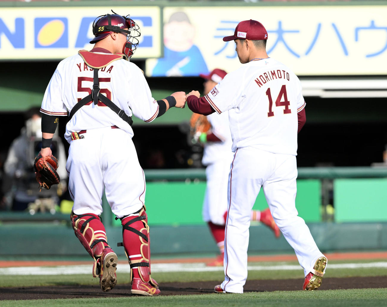 楽天対ロッテ　1回を投げ終えた楽天先発の則本（右）は安田とタッチを交わす（撮影・滝沢徹郎）