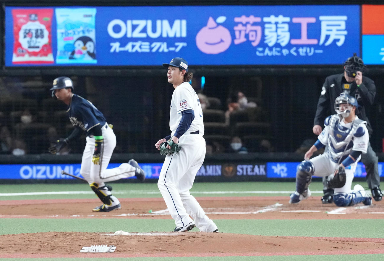 西武対オリックス　6回表オリックス2死二塁、宗（左）に先制の適時二塁打を打たれる高橋（撮影・菅敏）