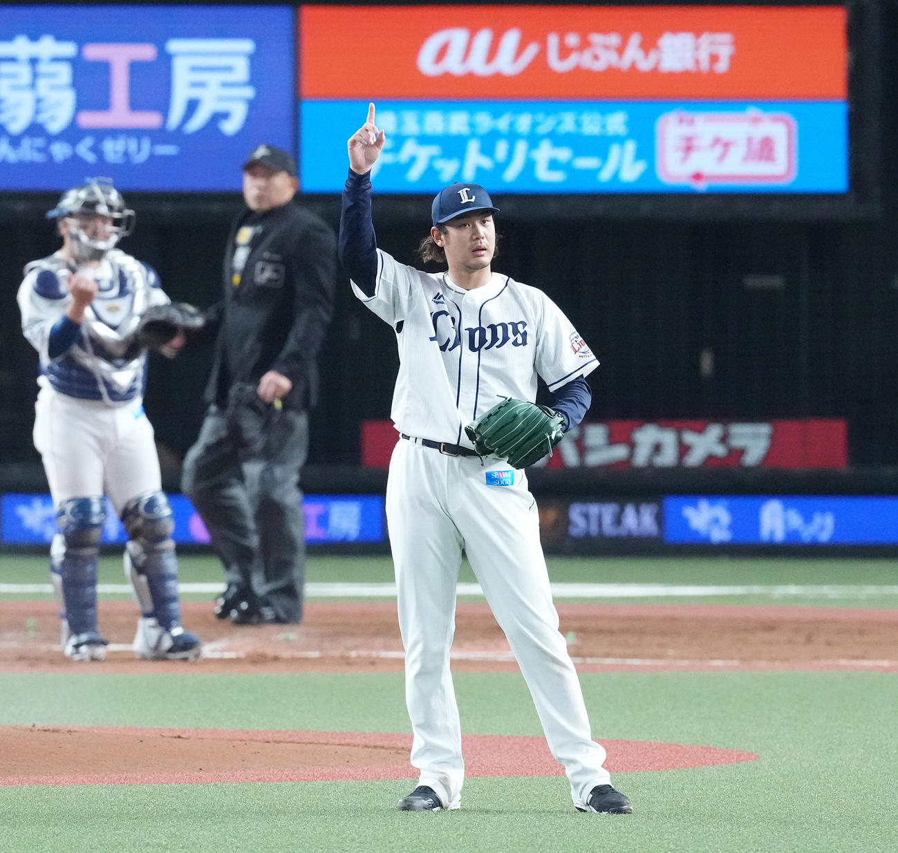 西武対オリックス　5回途中、野手に向かって指を突き上げる西武高橋（撮影・菅敏）