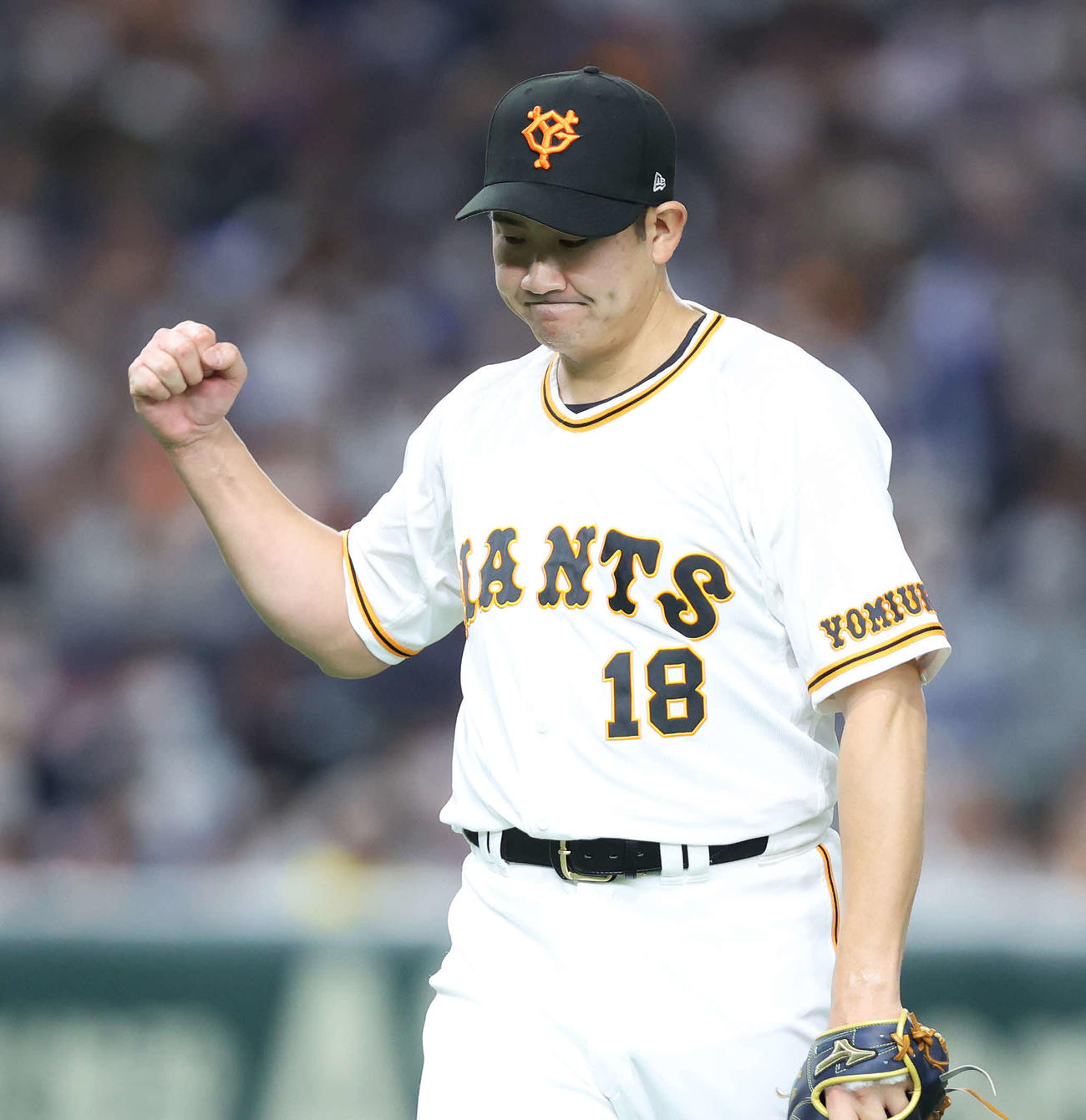 巨人対中日　6回表を抑え、ガッツポーズする菅野（撮影・河田真司）
