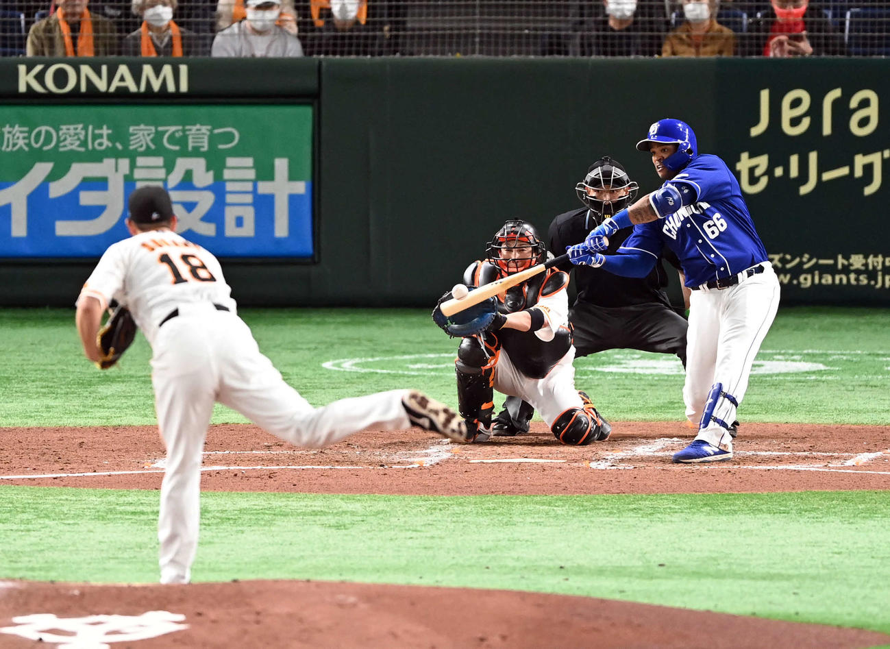 巨人対中日　4回表中日無死、勝ち越しのソロ本塁打を放つダヤン・ビシエド。投手菅野（撮影・たえ見朱実）