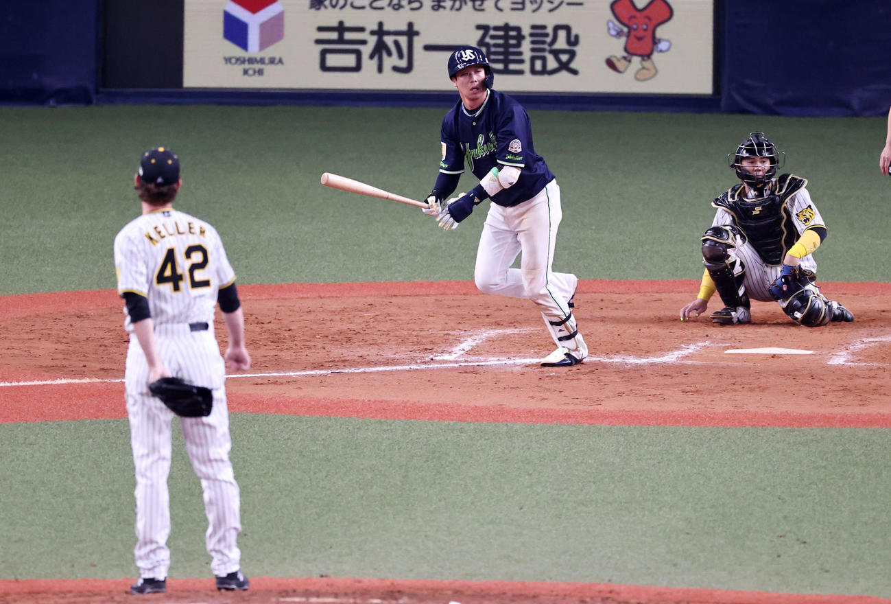 阪神対ヤクルト　9回表ヤクルト無死、山田は左越え本塁打を放つ。投手はケラー（撮影・加藤哉）