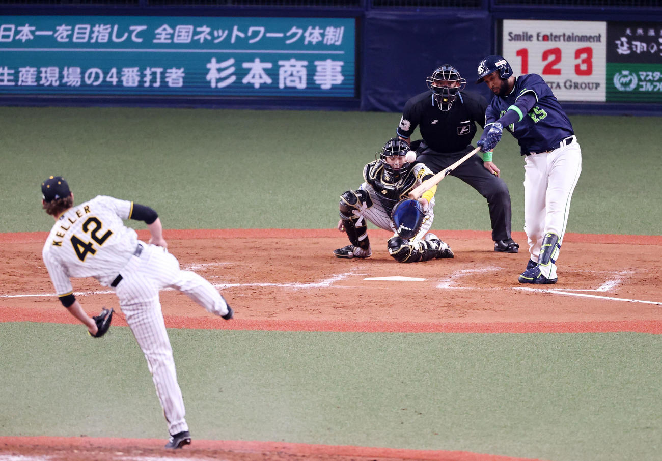 阪神対ヤクルト　9回表ヤクルト無死一塁、サンタナは左越え2点本塁打を放つ。投手はケラー（撮影・加藤哉）