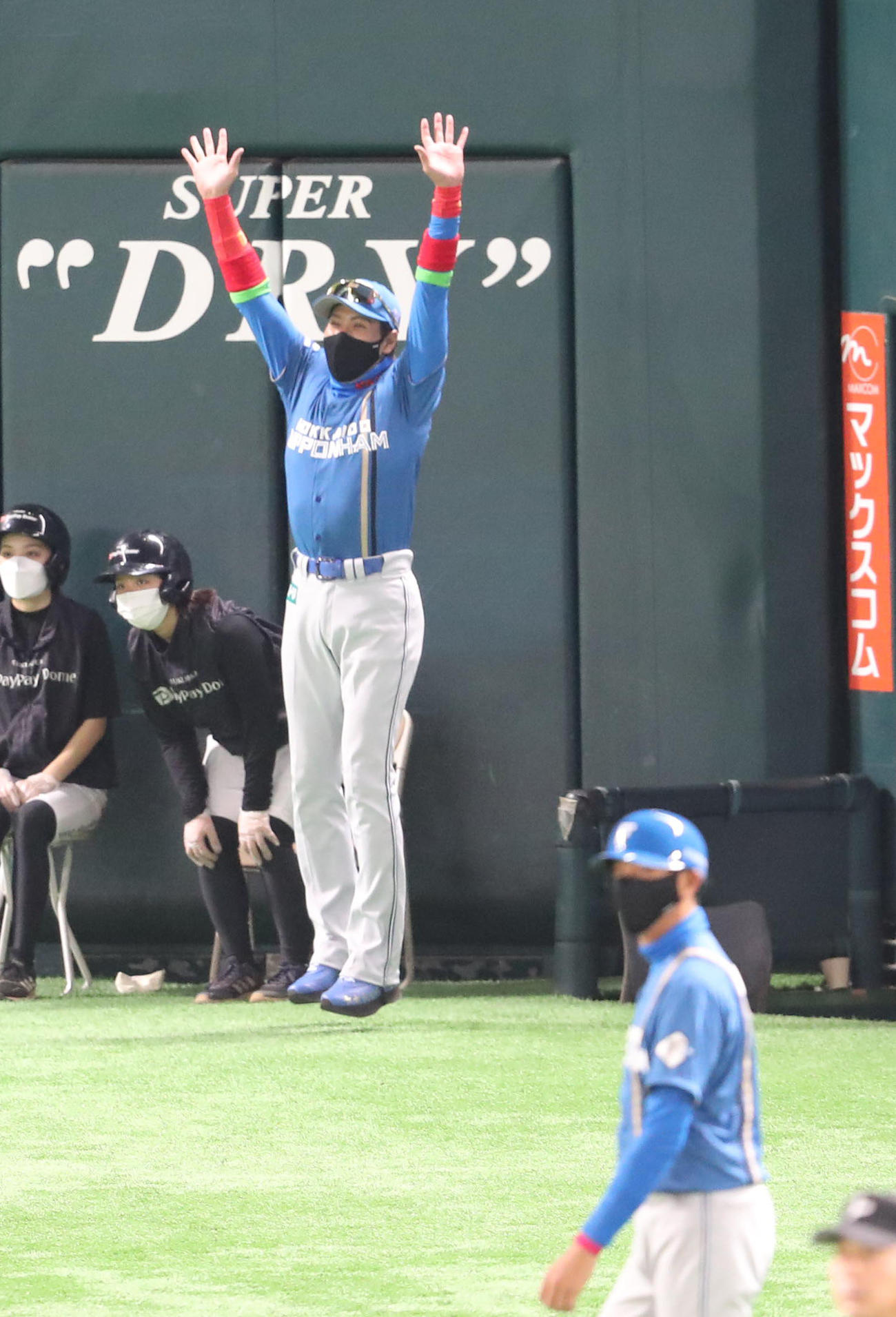 ソフトバンク対日本ハム　4回表日本ハム無死、石井一成の右中間先制本塁打で大喜びの新庄剛志監督（撮影・梅根麻紀）
