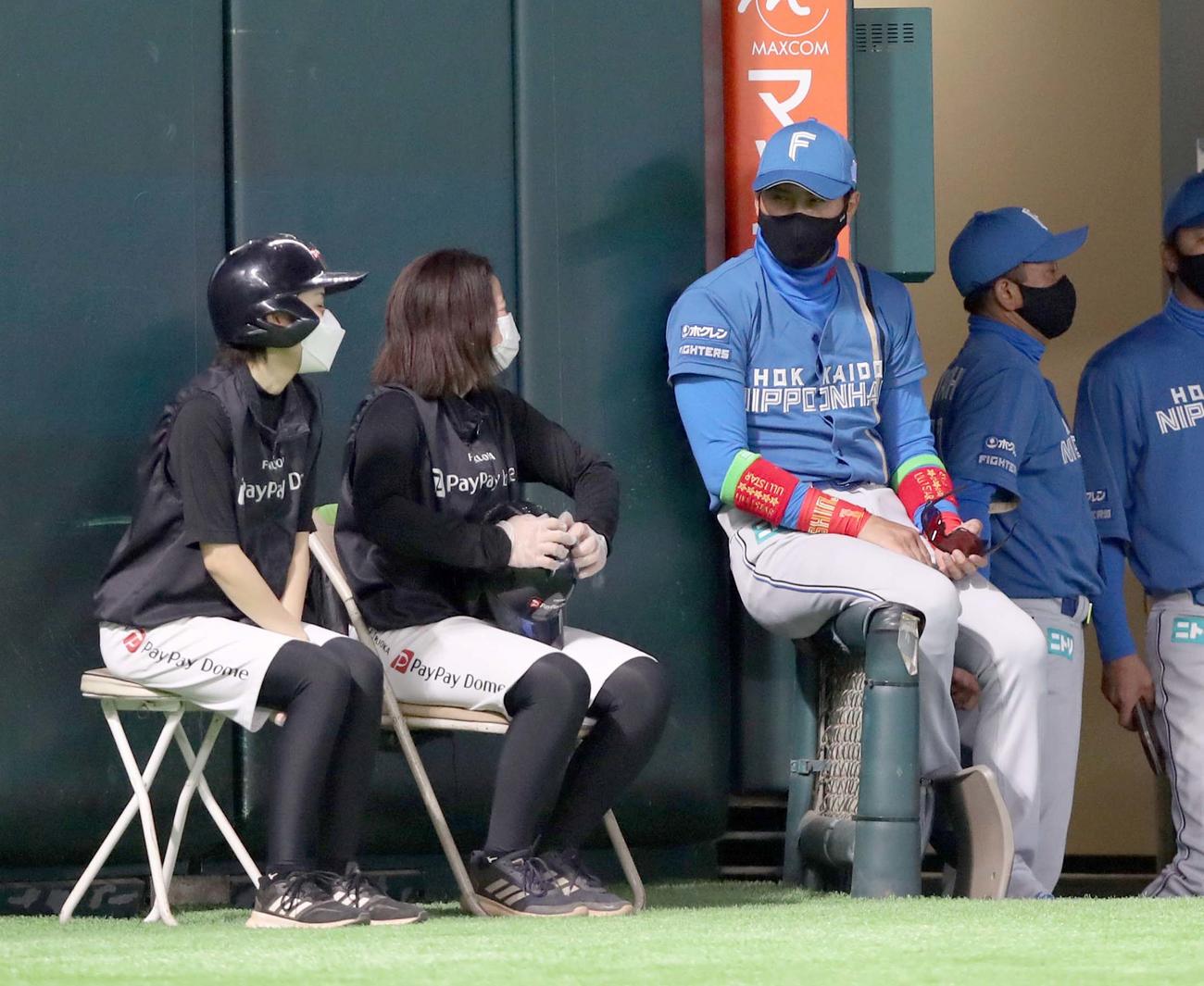 ソフトバンク対日本ハム　ボールガールと話す新庄監督（撮影・黒川智章）