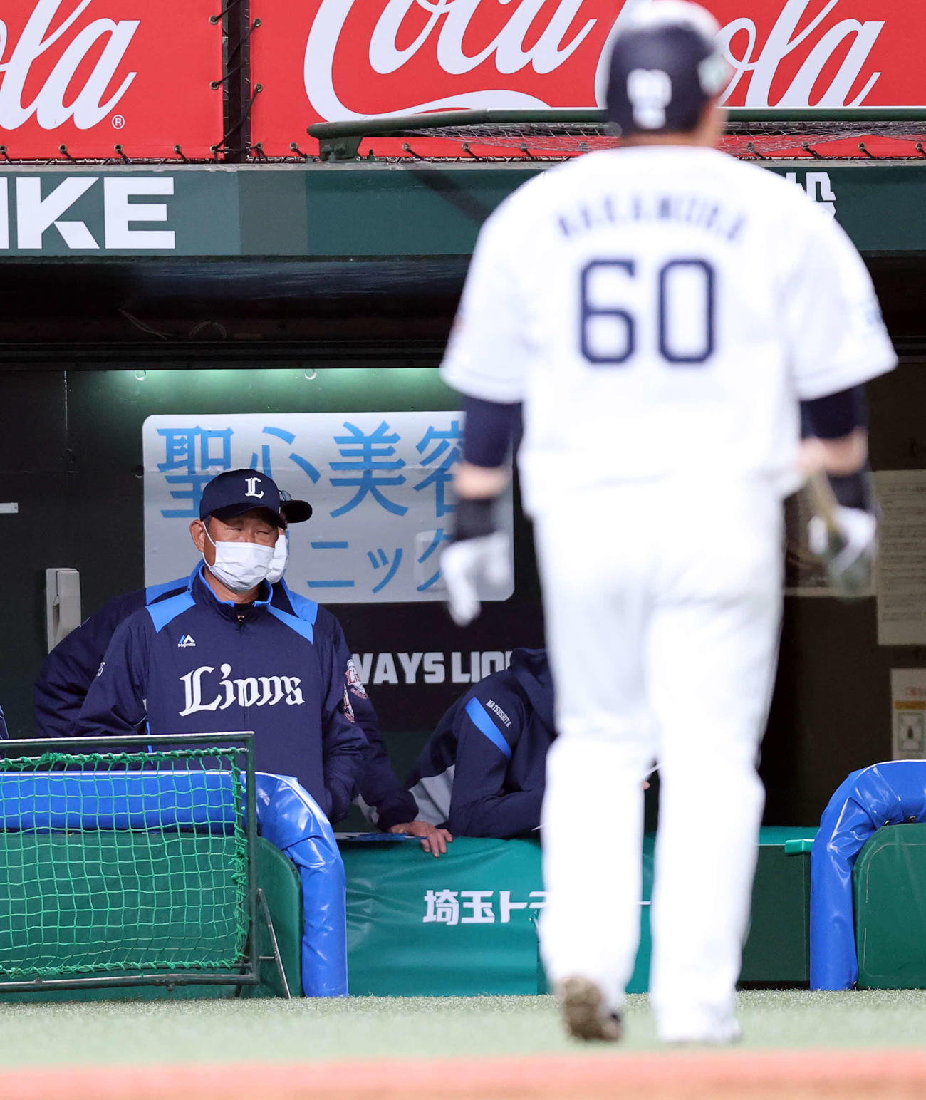 西武対オリックス　7回裏西武1死一、二塁、中村（手前）が見逃し三振に倒れ、がっくりの辻監督（左）（撮影・浅見桂子）