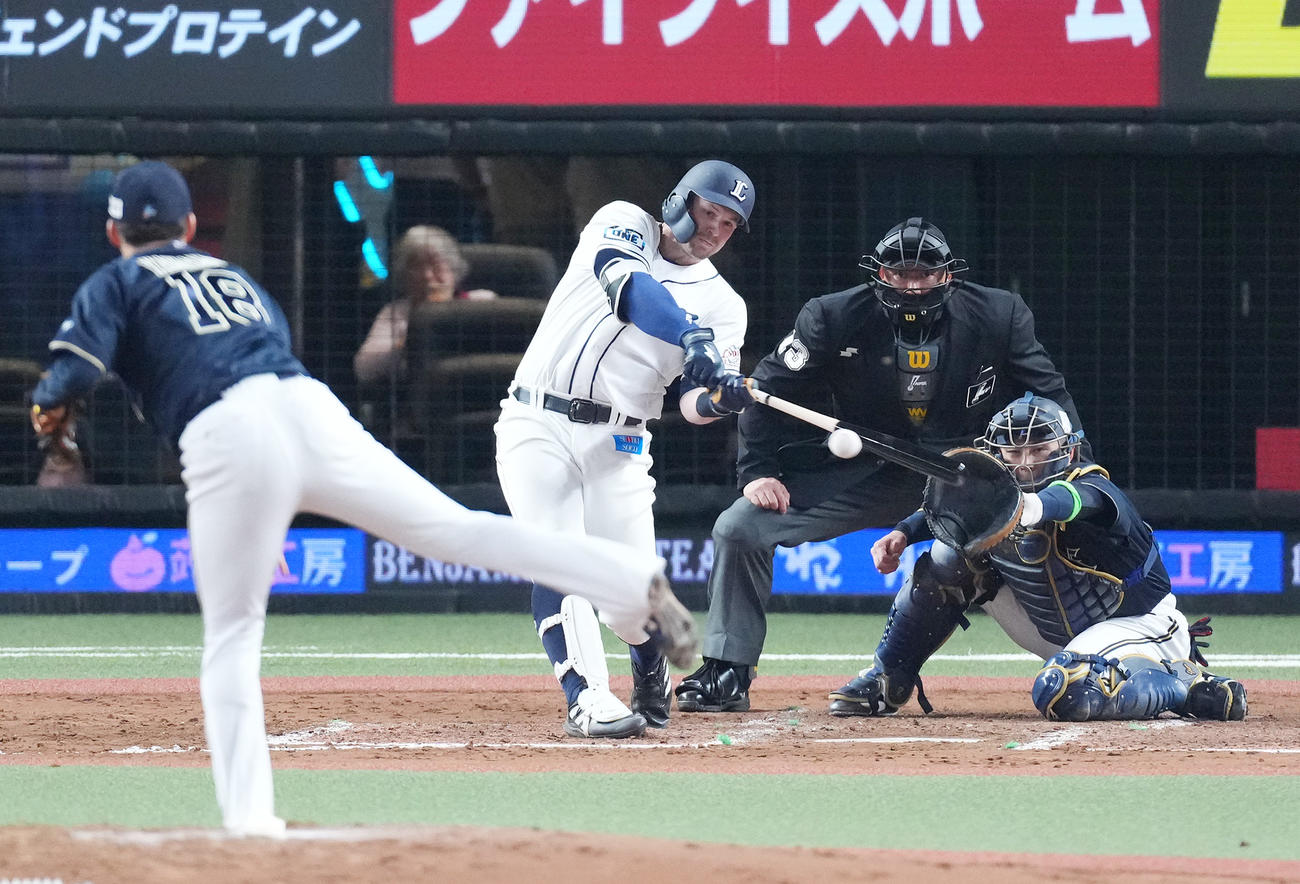 西武対オリックス　7回裏西武無死、右前に来日初安打を放つオグレディ。投手は山本（撮影・菅敏）