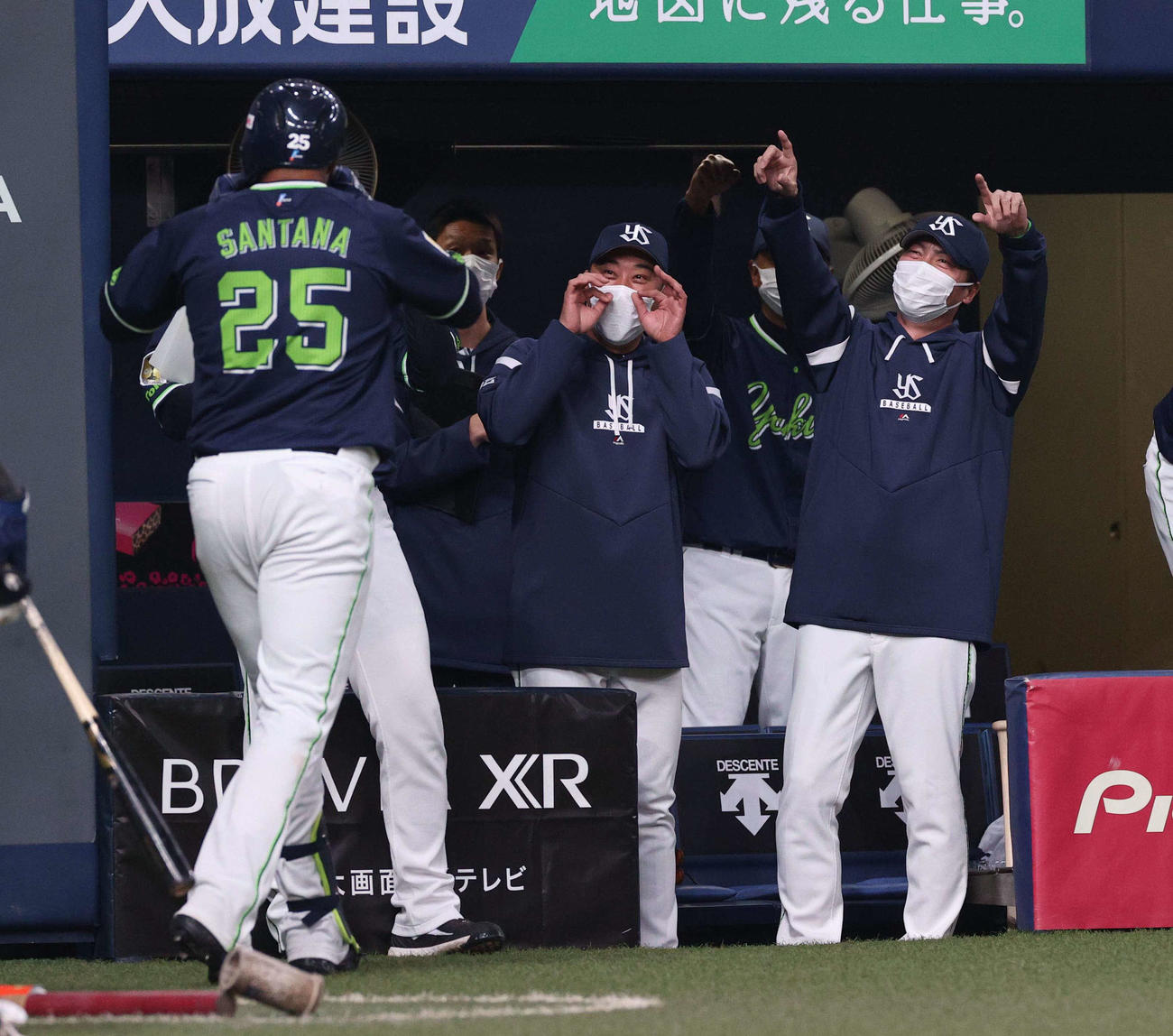 阪神対ヤクルト　9回表ヤクルト無死一塁、高津監督（右）は中越えに勝ち越し2点本塁打を放ったドミンゴ・サンタナを出迎える（撮影・上田博志）