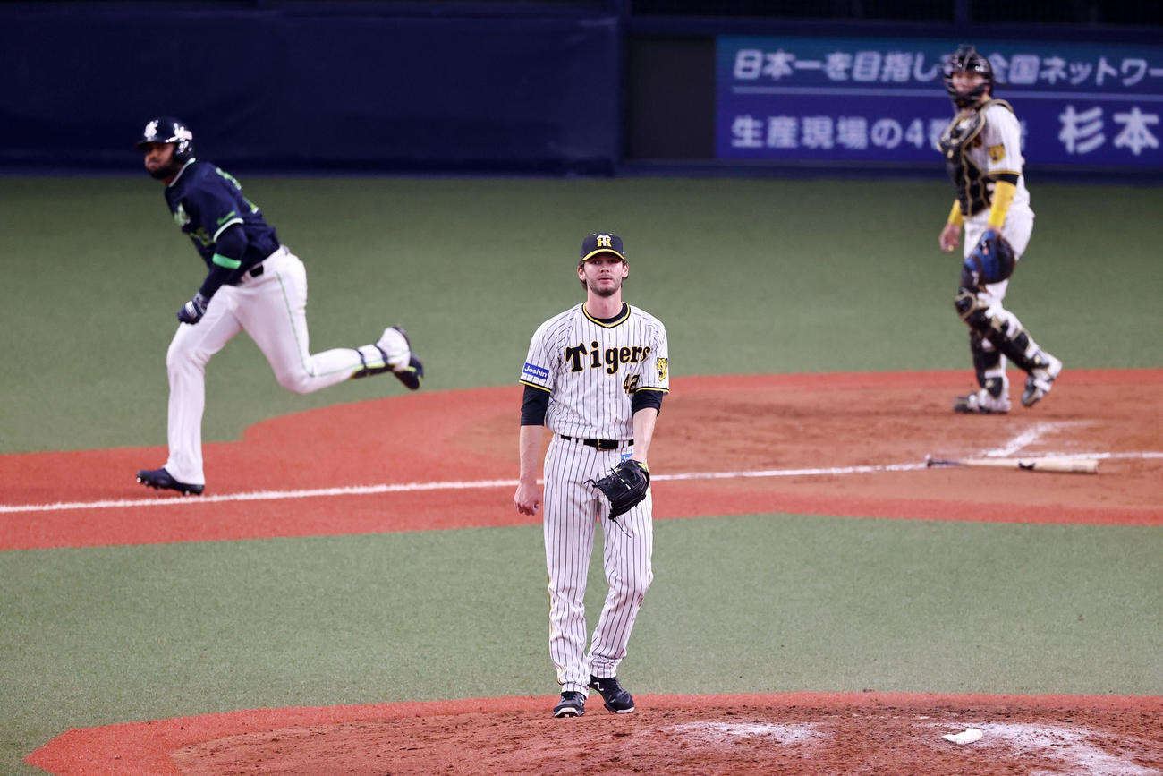 阪神対ヤクルト　9回表ヤクルト無死一塁、ケラーはサンタナに左越え勝ち越し2点本塁打を浴びる（撮影・加藤哉）