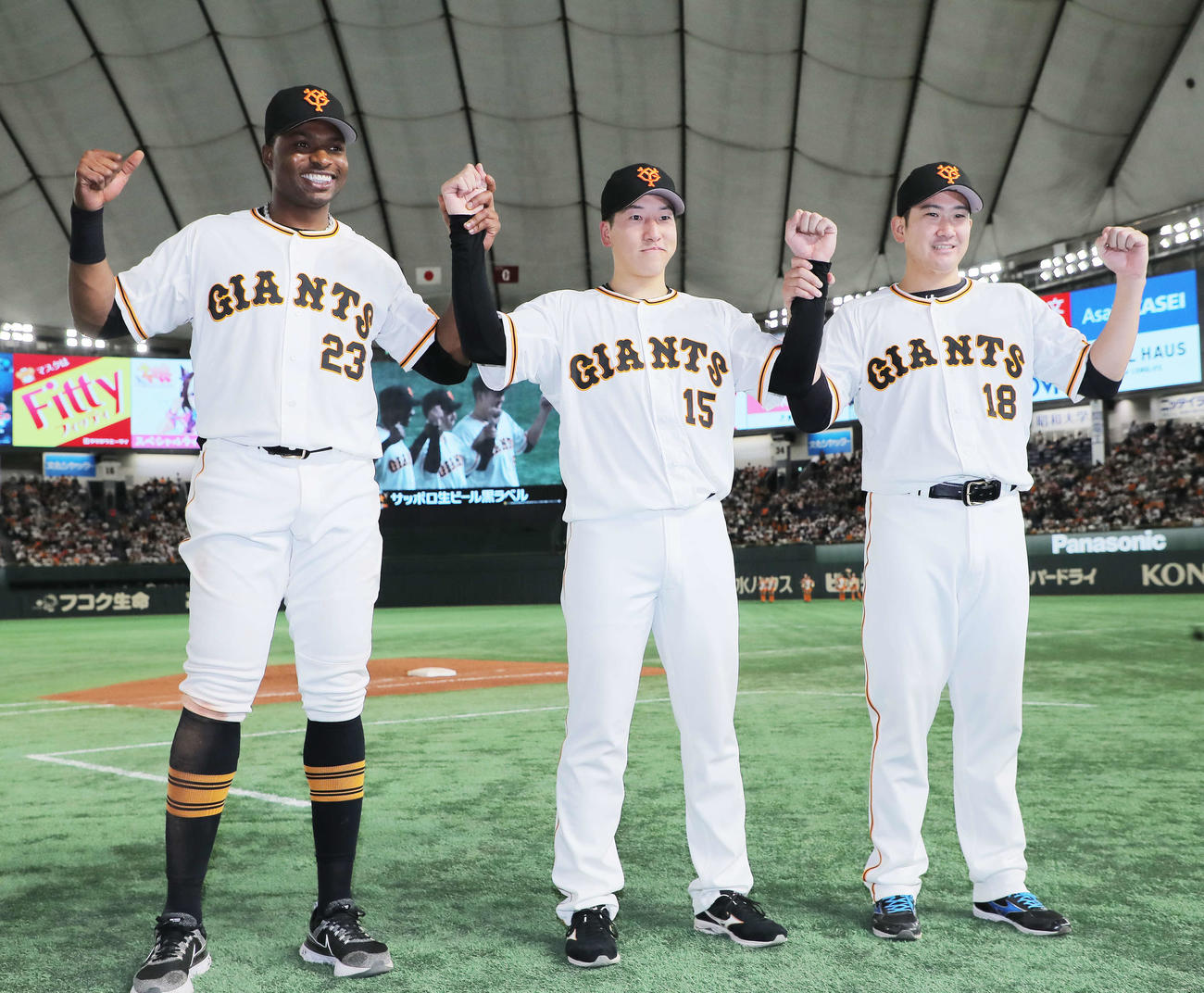 巨人対中日　開幕初戦で中日に勝利し、プロ初セーブを上げた大勢（中央）とガッツポーズで写真に納まるポランコ（左）と菅野（撮影・河田真司）