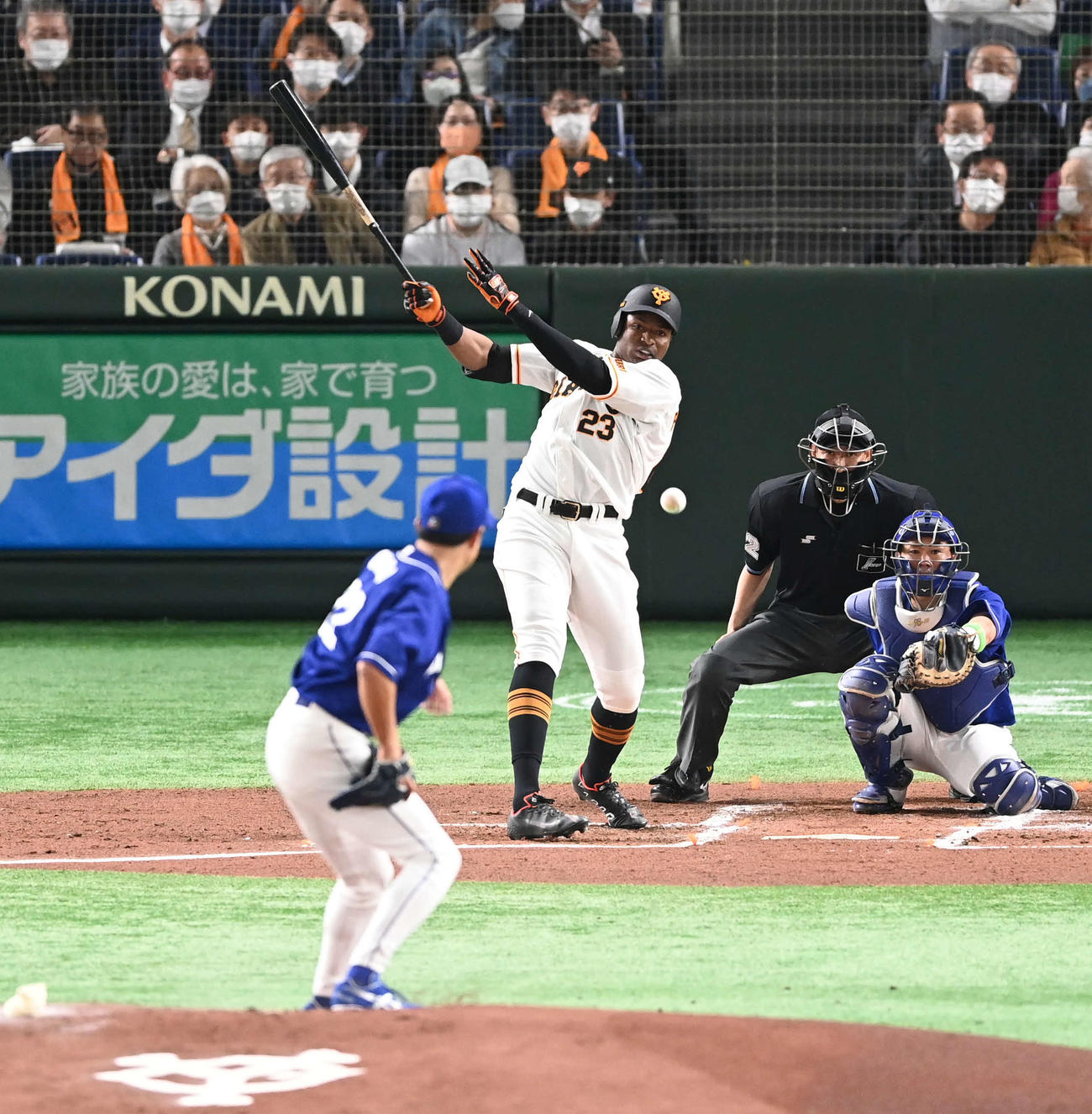 巨人対中日　1回裏巨人2死、中前に安打を放つポランコ。投手大野雄（撮影・たえ見朱実）