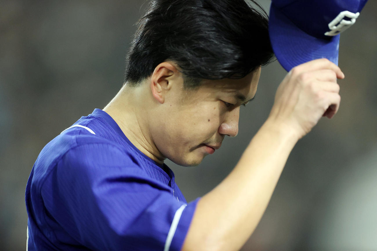 6回裏を終え、疲れた表情で引き揚げる大野雄（撮影・狩俣裕三）