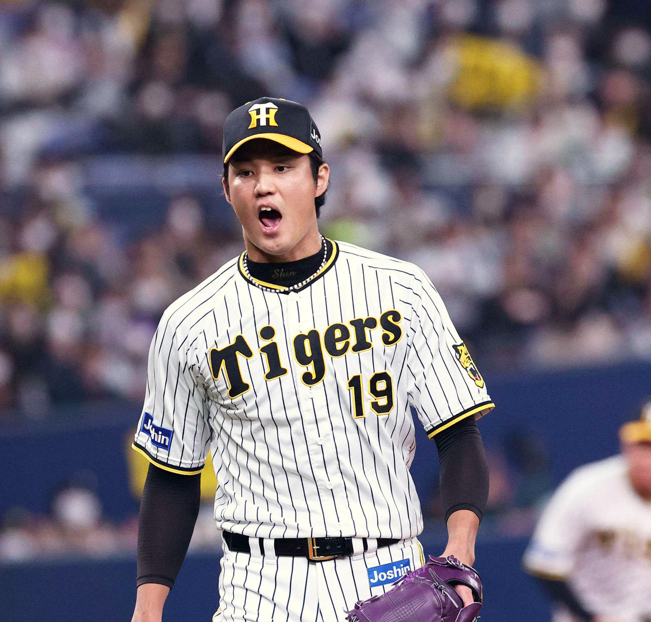 3回表ヤクルト2死一、三塁、サンタナから三振を奪い雄たけびをあげる藤浪（撮影・上田博志）