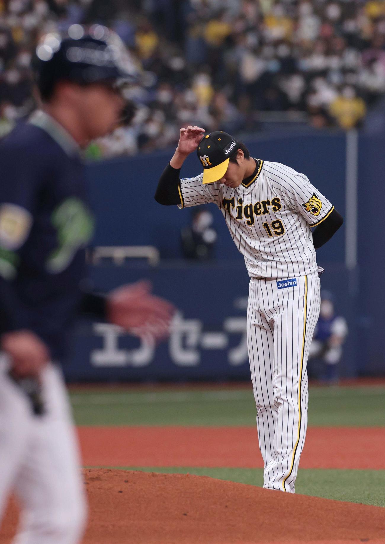 1回表ヤクルト1死三塁、死球を与えた山田に謝罪する藤浪（撮影・上田博志）