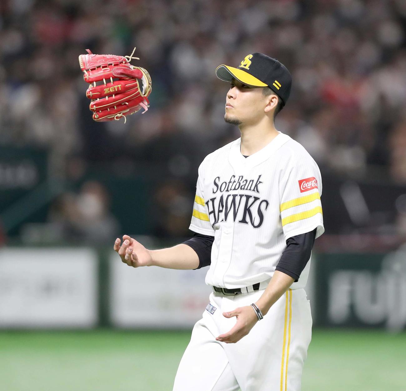 ソフトバンク対日本ハム　6回表、グラブを放り投げながらベンチに引き揚げる千賀（撮影・黒川智章）
