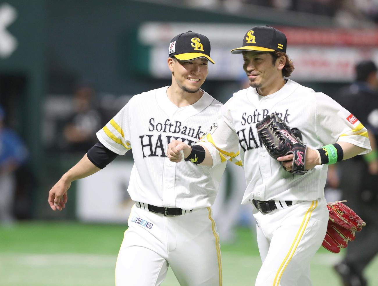 ソフトバンク対日本ハム　2回表、無失点に抑え笑顔の千賀（左）（撮影・黒川智章）