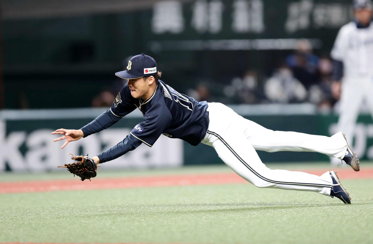 西武対オリックス　5回裏西武無死一塁、外崎のふわりと上がった送りバントに飛び込んで捕球する山本（撮影・浅見桂子）