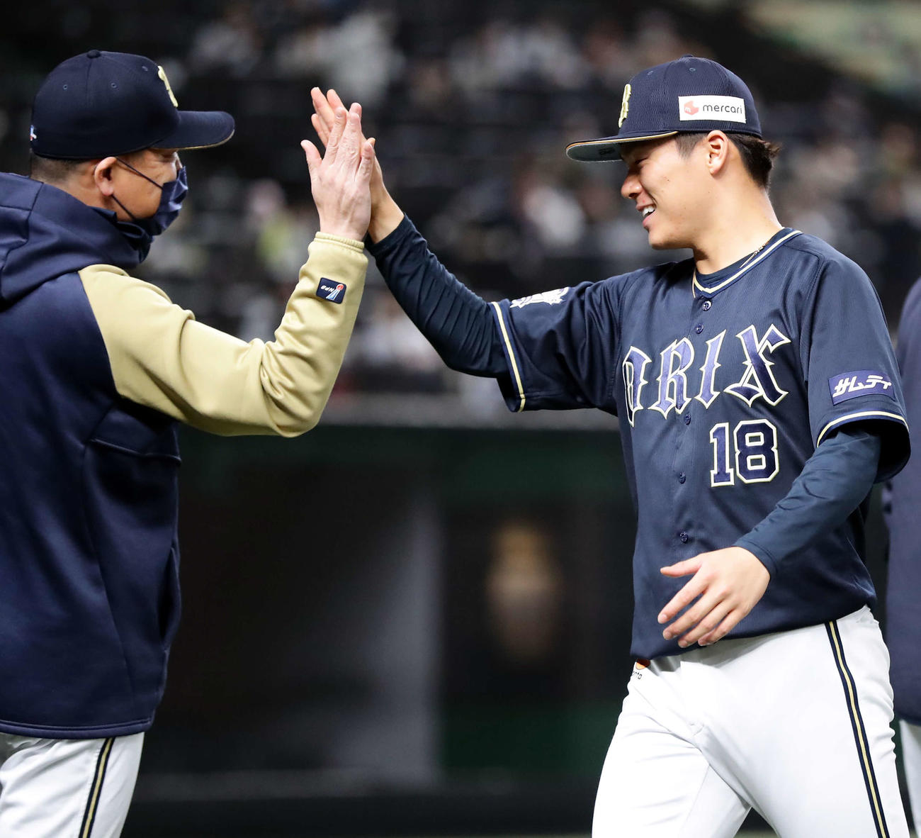 西武対オリックス　開幕戦勝利したオリックス山本（右）は中嶋監督とハイタッチ（撮影・浅見桂子）