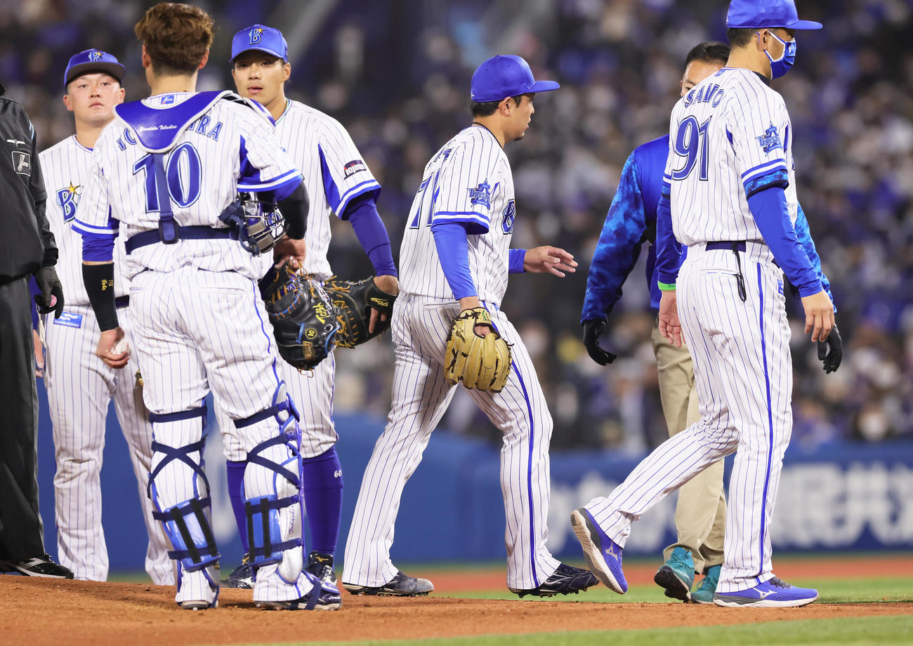 DeNA対広島　6回途中、治療のためベンチに下がったDeNA東（右から2人目）はそのまま途中交代となる（撮影・足立雅史）