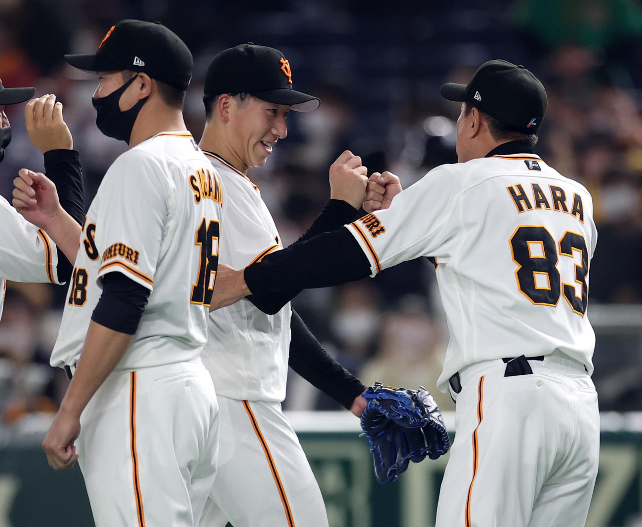 巨人対中日　試合後、原監督（右）に迎えられる大勢（中央）。左は菅野（撮影・狩俣裕三）