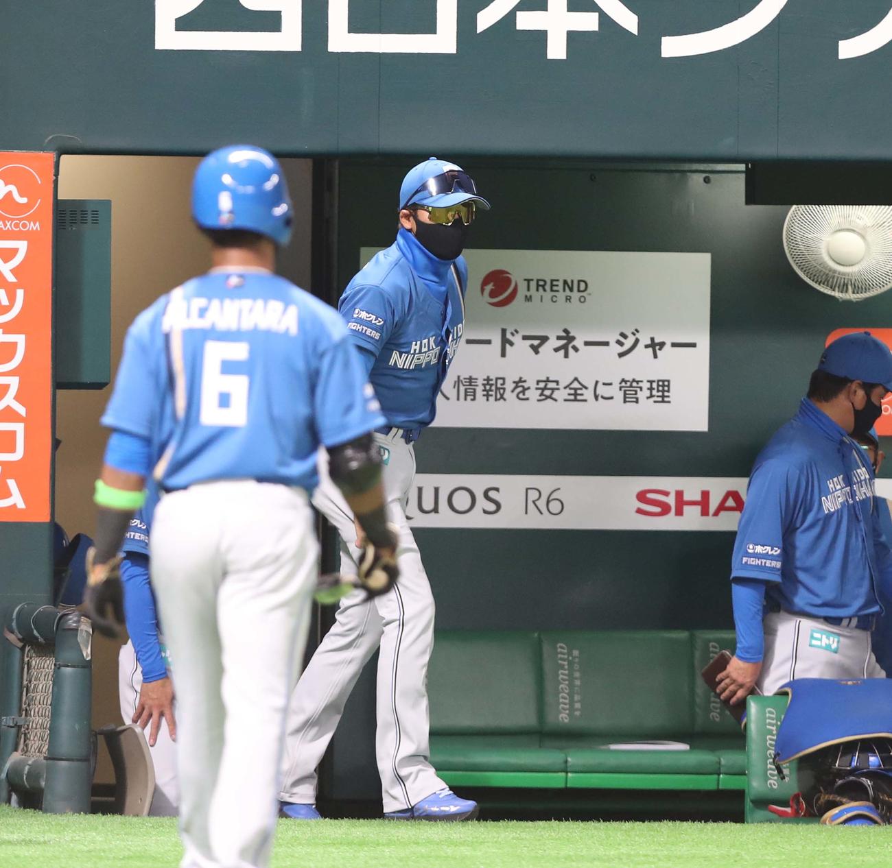 ソフトバンク対日本ハム　逆転負けし引き揚げる新庄監督（撮影・黒川智章）