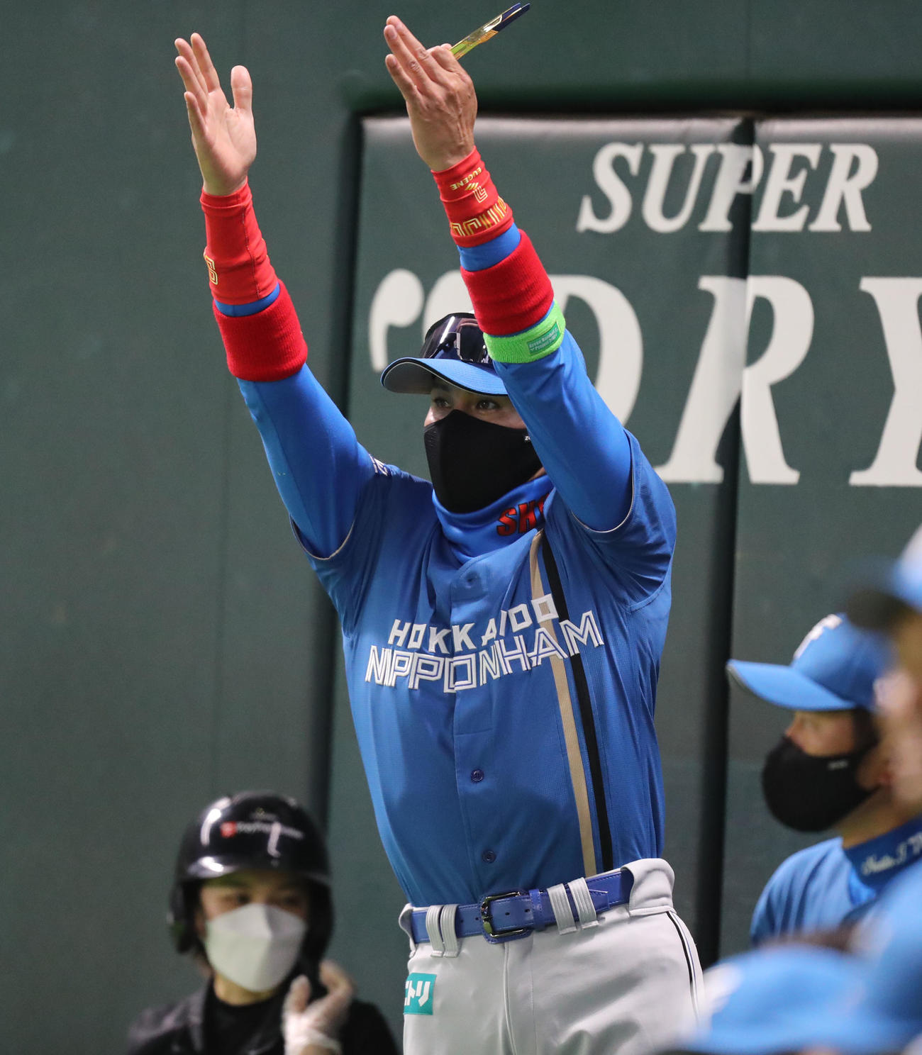 ソフトバンク対日本ハム　7回裏ソフトバンク2死一、三塁、選手に指示を出す新庄監督（撮影・屋方直哉）