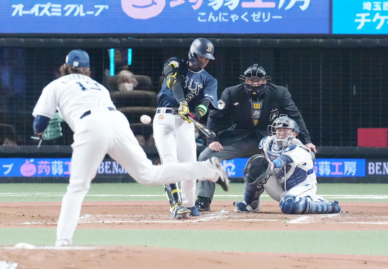 西武対オリックス　6回表オリックス2死二塁、先制の右適時二塁打を放つ宗（撮影・菅敏）