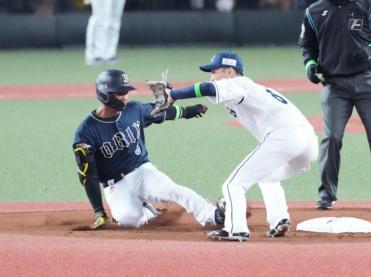西武対オリックス　6回表オリックス2死二塁、先制の右適時二塁打を放ち二塁に滑り込む宗（撮影・菅敏）