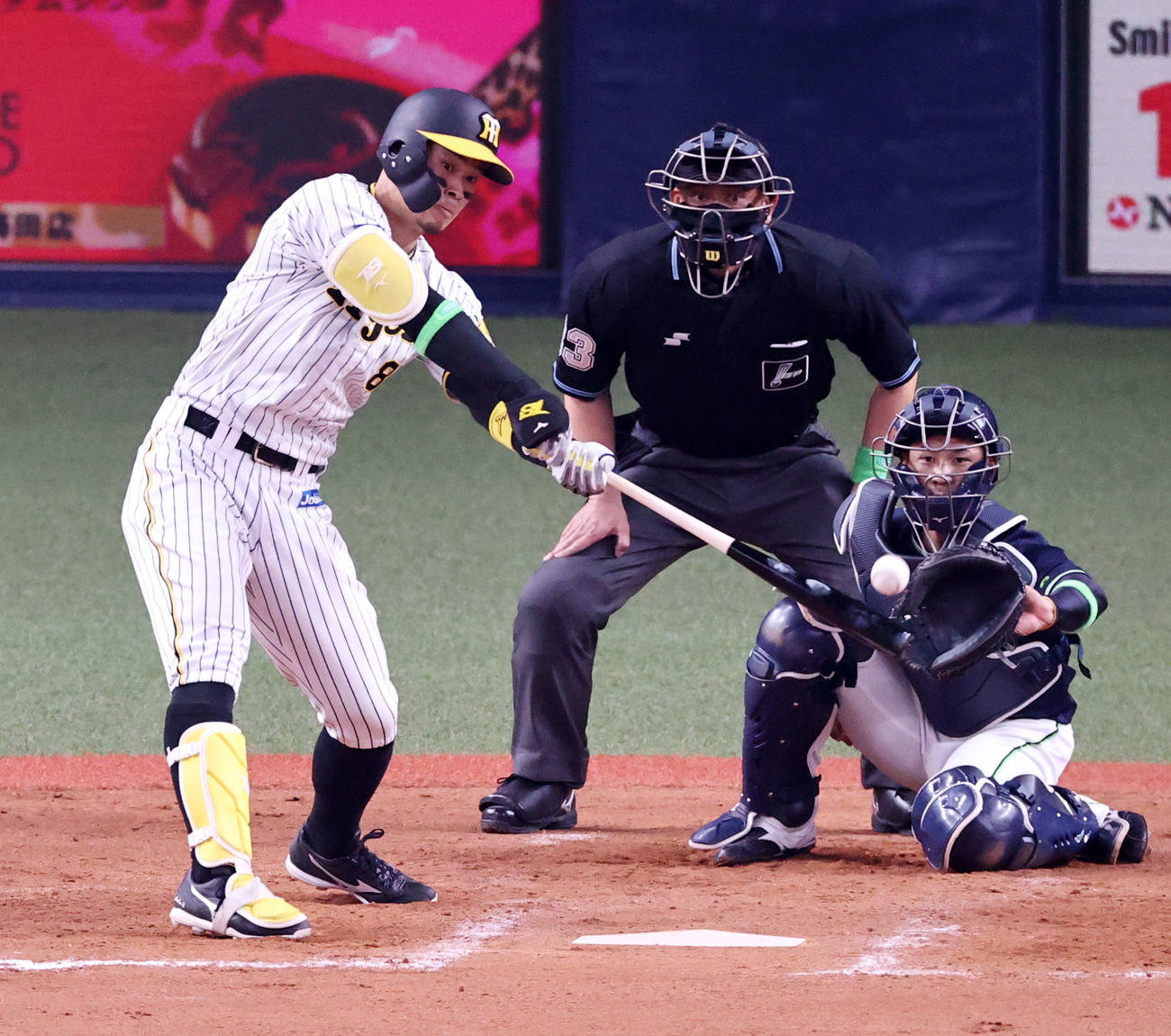 阪神対ヤクルト　4回裏阪神2死二塁、佐藤輝は中越え二塁打を放つ（撮影・加藤哉）