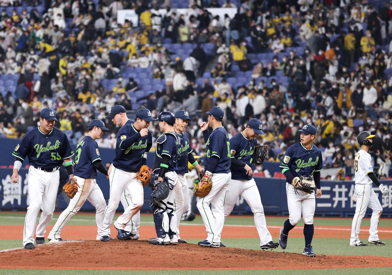 阪神対ヤクルト　阪神に逆転勝利し、喜ぶヤクルトナイン（撮影・上山淳一）