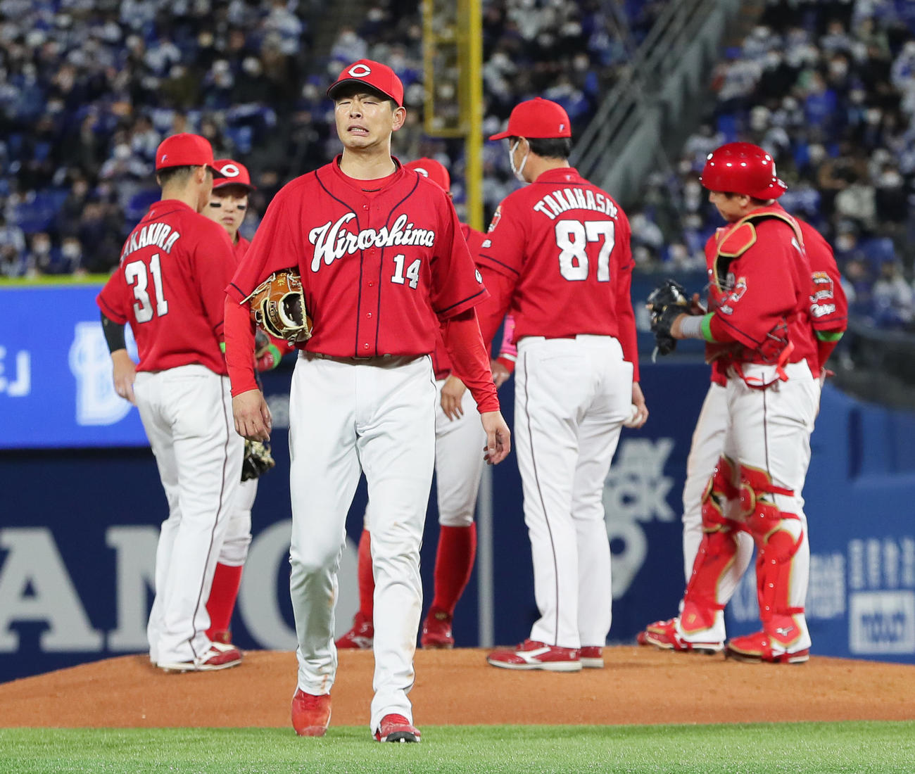 DeNA対広島　7回途中、渋い顔でマウンドを降りる広島大瀬良（撮影・足立雅史）