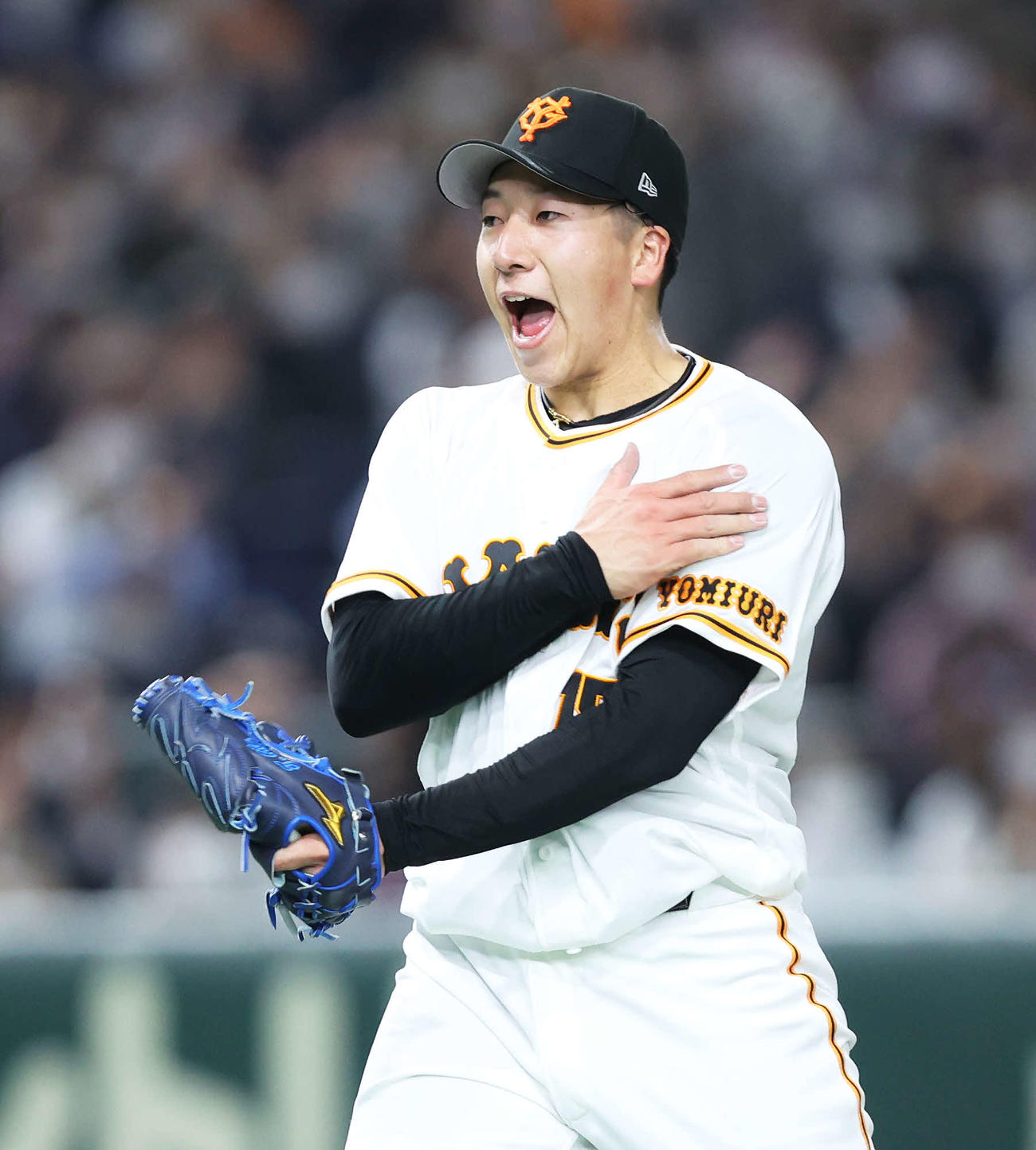 巨人対中日　最終打者の木下を投ゴロに抑え、プロ初セーブを上げ雄たけびを上げる大勢（撮影・河田真司）