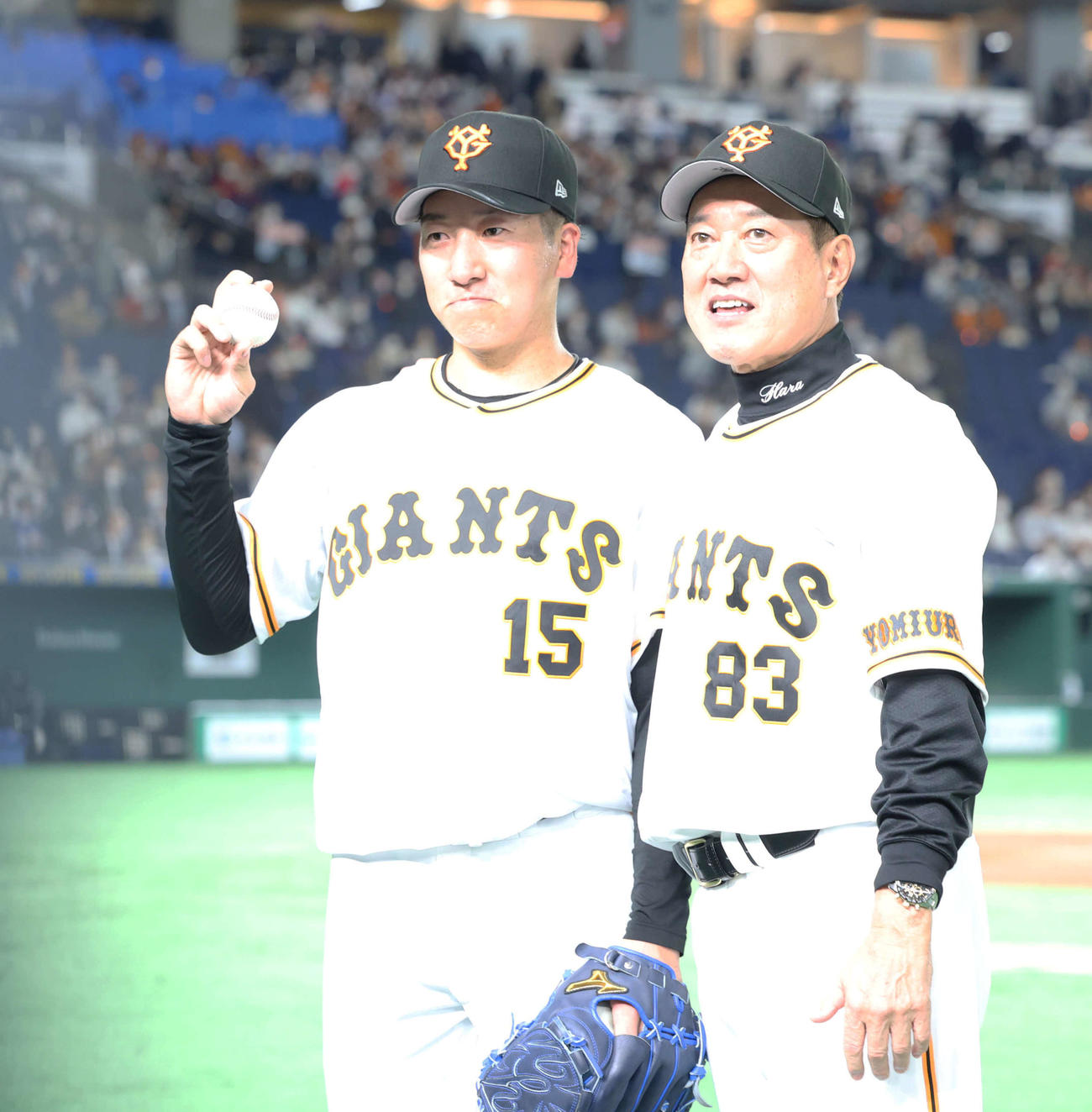 巨人対中日　開幕初戦で中日に勝利し、プロ初セーブする大勢（左）と写真に納まる原監督（撮影・河田真司）