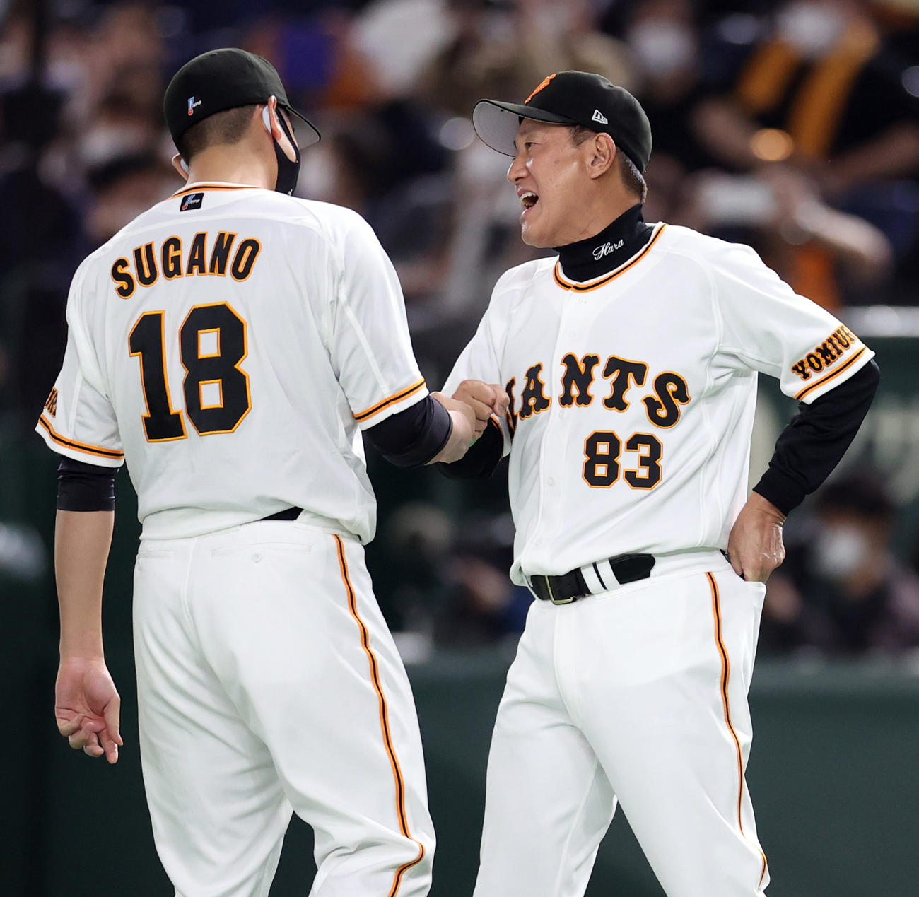 巨人対中日　試合後、菅野（左）とタッチを交わし、喜びを分かち合う原監督（撮影・狩俣裕三）