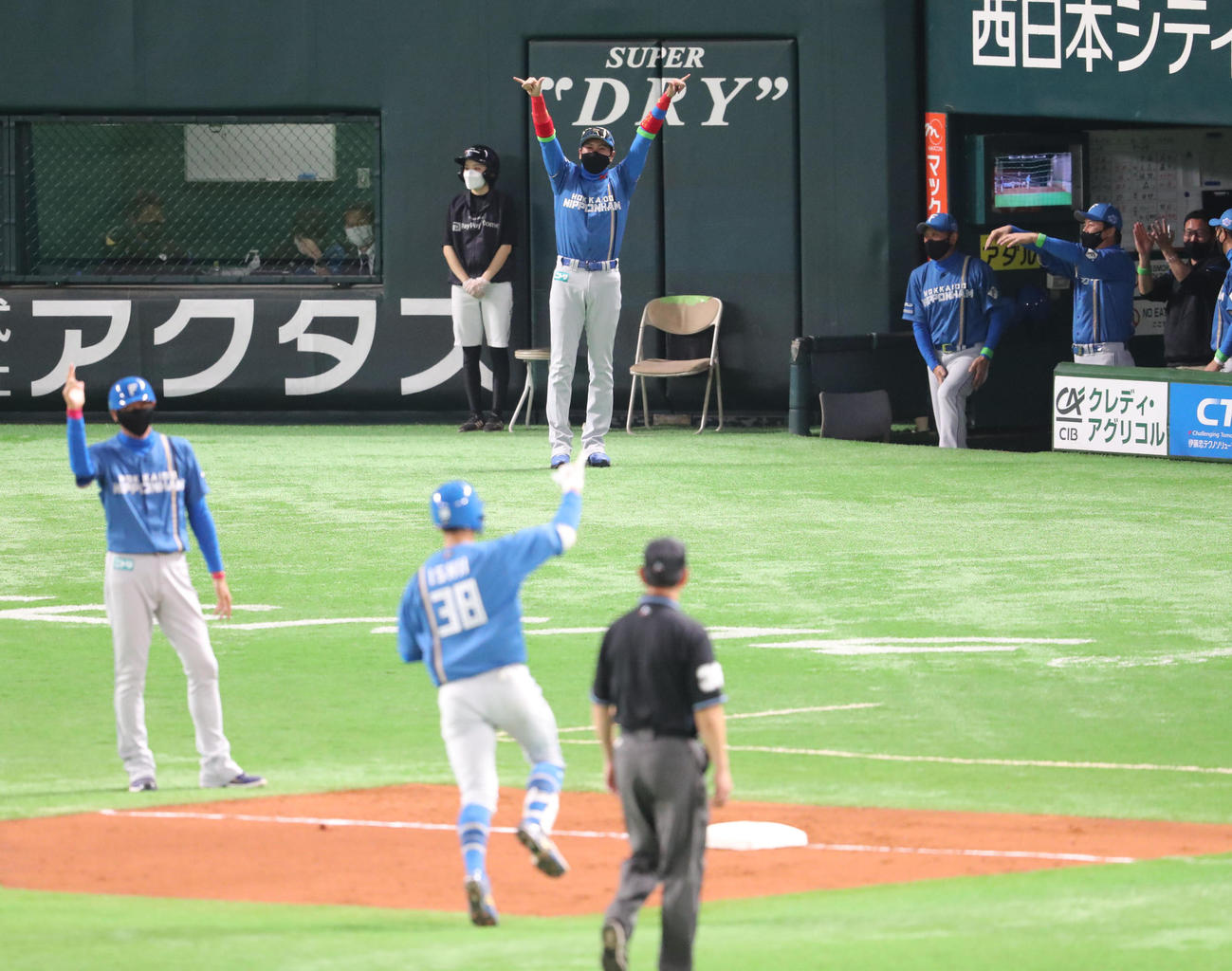 ソフトバンク対日本ハム　4回表日本ハム無死、石井一成の右中間先制本塁打で大喜びの新庄剛志監督（撮影・梅根麻紀）