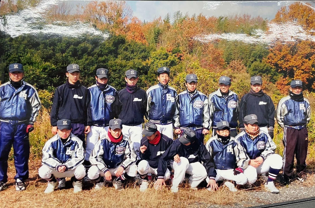 氷上ボーイズ時代の巨人ドラフト1位・大勢（後列左から5番目）と足立コーチ（後列1番右）（提供写真）