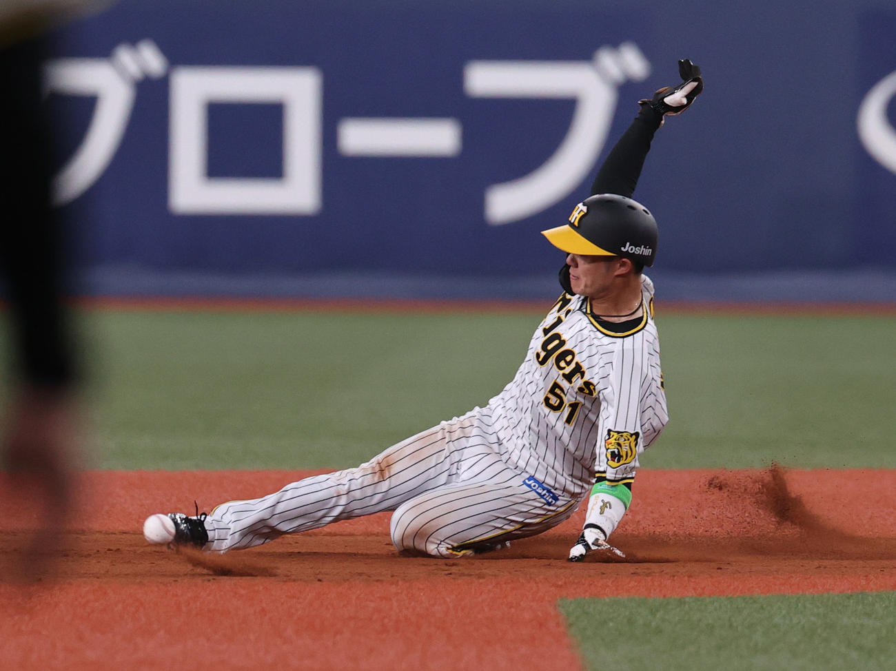 4回裏阪神1死一塁、打者マルテの時、中野は二盗を決める（撮影・上山淳一）