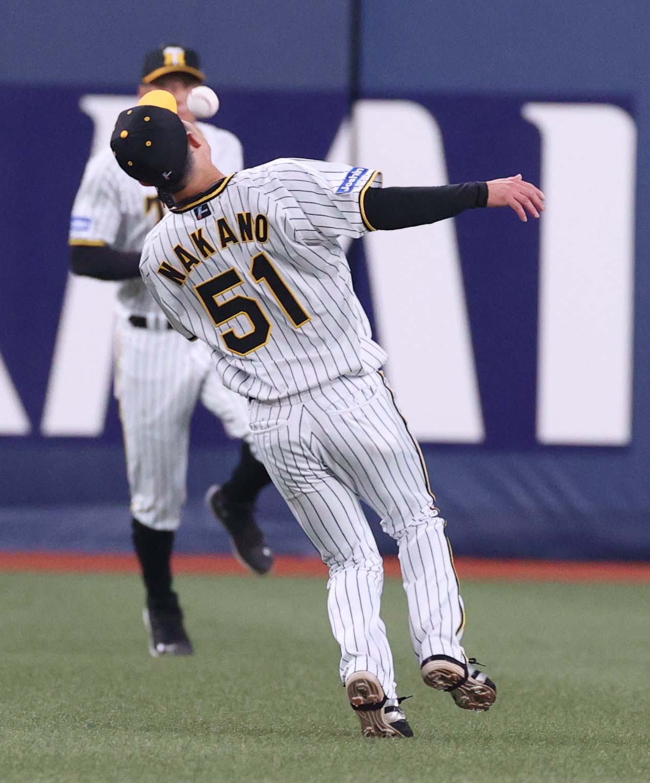 1回表ヤクルト2死二塁、長岡の遊飛を背走キャッチする中野（撮影・上田博志）