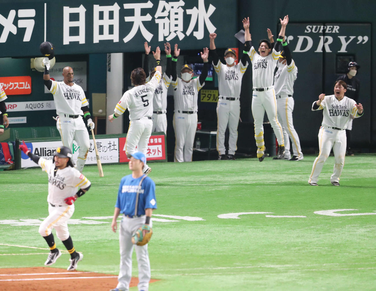 ソフトバンク対日本ハム　8回裏ソフトバンク1死満塁、ガルビスの逆転満塁本塁打に大喜びのソフトバンク・ナイン（撮影・梅根麻紀）