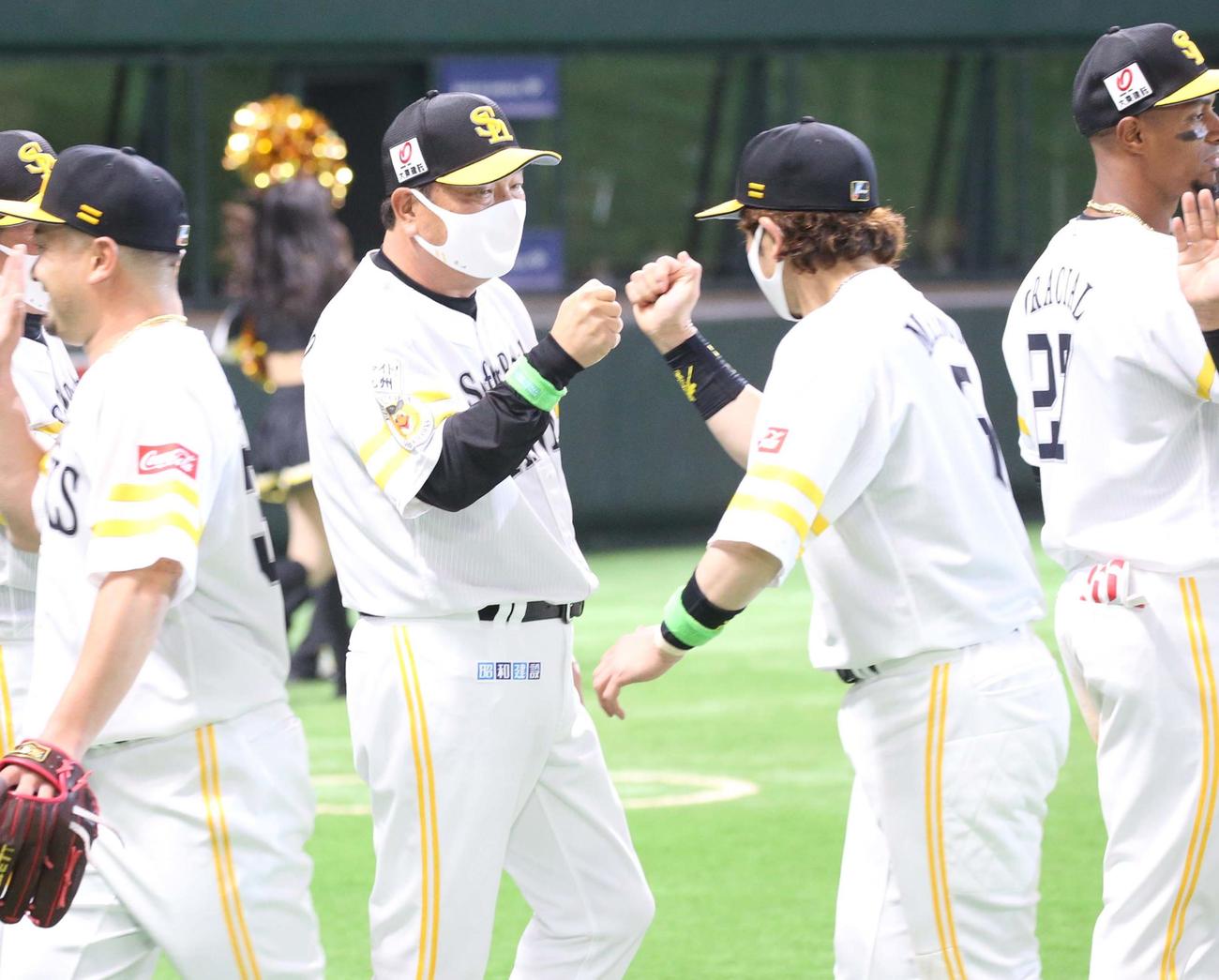 ソフトバンク対日本ハム　試合後、ナインを出迎える藤本監督（撮影・黒川智章）
