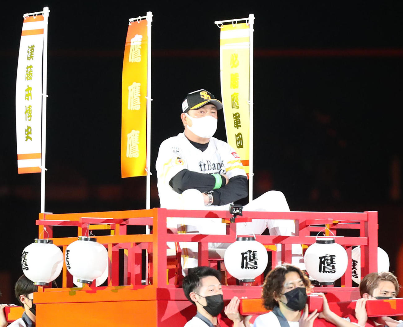 ソフトバンク対日本ハム　開幕戦セレモニーでみこしに乗って登場する藤本監督（撮影・屋方直哉）